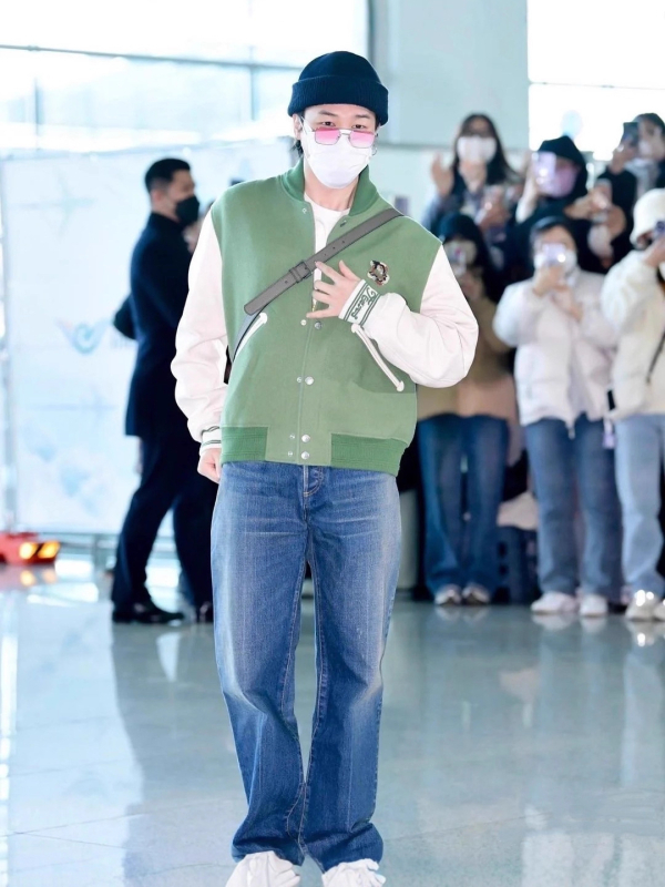 Bomberdzseki gyapjú és bőr paneles kialakítással, gyöngyhímzés és applikáció, geometriai mintázat, cipzár elöl, laza szabású