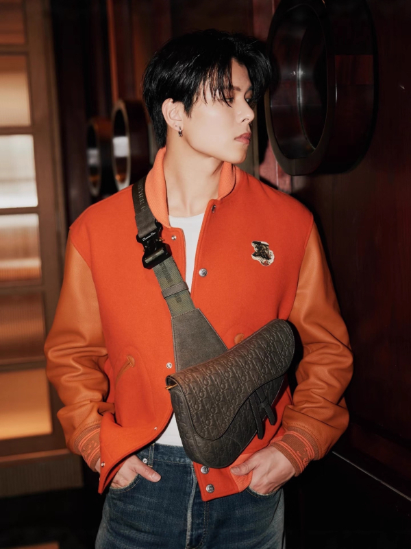 Bomberdzseki gyapjú és bőr paneles kialakítással, gyöngyhímzés és applikáció, geometriai mintázat, cipzár elöl, laza szabású