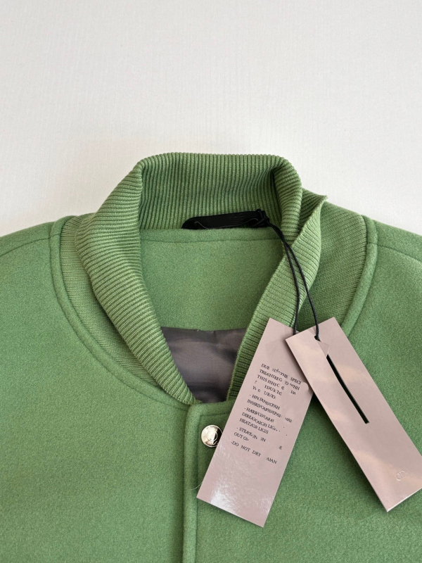 Bomberdzseki gyapjú és bőr paneles kialakítással, gyöngyhímzés és applikáció, geometriai mintázat, cipzár elöl, laza szabású