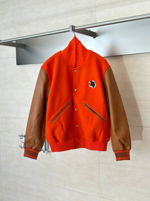 Bomberdzseki gyapjú és bőr paneles kialakítással, gyöngyhímzés és applikáció, geometriai mintázat, cipzár elöl, laza szabású