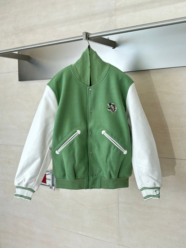 Bomberdzseki gyapjú és bőr paneles kialakítással, gyöngyhímzés és applikáció, geometriai mintázat, cipzár elöl, laza szabású