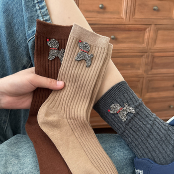 Dámske bavlnené stredne dlhé ponožky so šteniatkom a krištálmi, absorbujú pot, 70-80% bavlna, jeseň