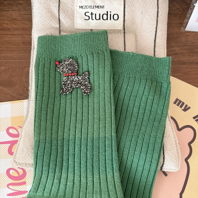 Dámske bavlnené stredne dlhé ponožky so šteniatkom a krištálmi, absorbujú pot, 70-80% bavlna, jeseň