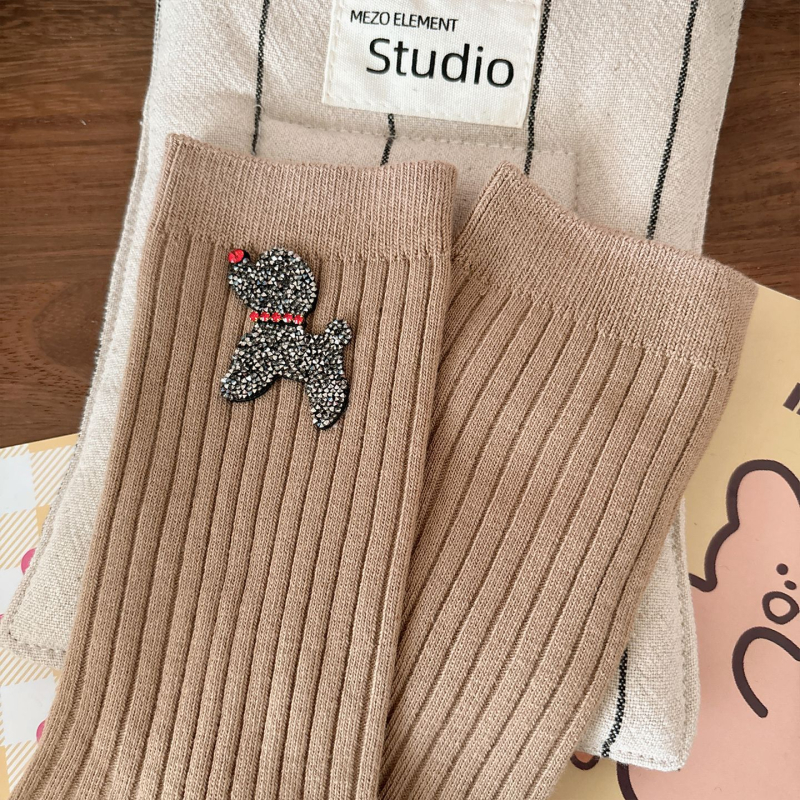 Dámske bavlnené stredne dlhé ponožky so šteniatkom a krištálmi, absorbujú pot, 70-80% bavlna, jeseň