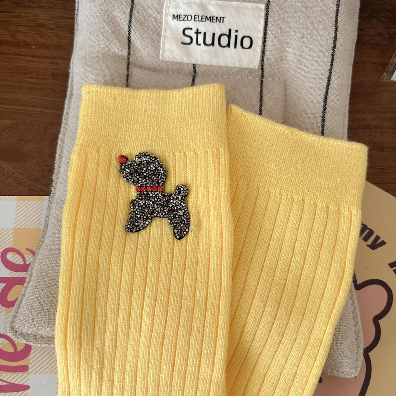 Dámske bavlnené stredne dlhé ponožky so šteniatkom a krištálmi, absorbujú pot, 70-80% bavlna, jeseň