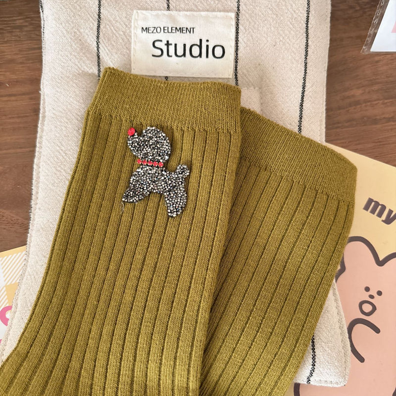 Dámske bavlnené stredne dlhé ponožky so šteniatkom a krištálmi, absorbujú pot, 70-80% bavlna, jeseň