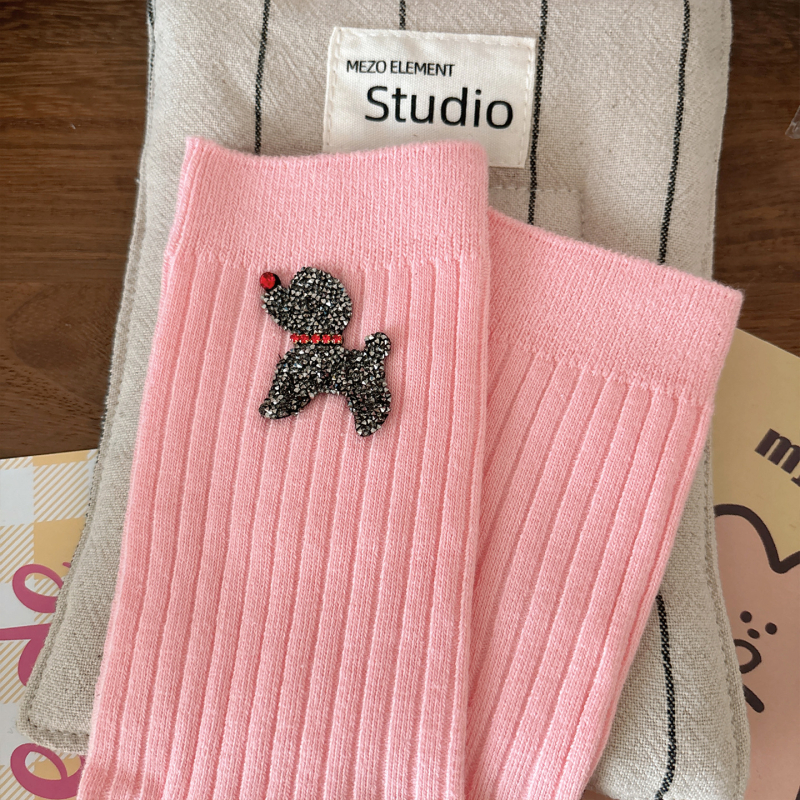 Dámske bavlnené stredne dlhé ponožky so šteniatkom a krištálmi, absorbujú pot, 70-80% bavlna, jeseň