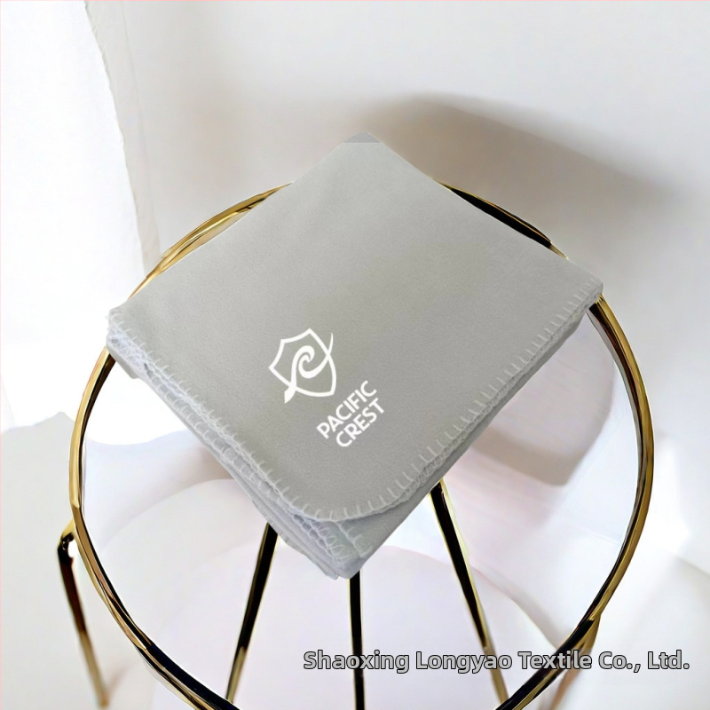 Κουβέρτα από πολυεστέρα πολάρ φλίς με διπλής όψης βελούδο και κέντημα λογότυπου, για όλες τις εποχές