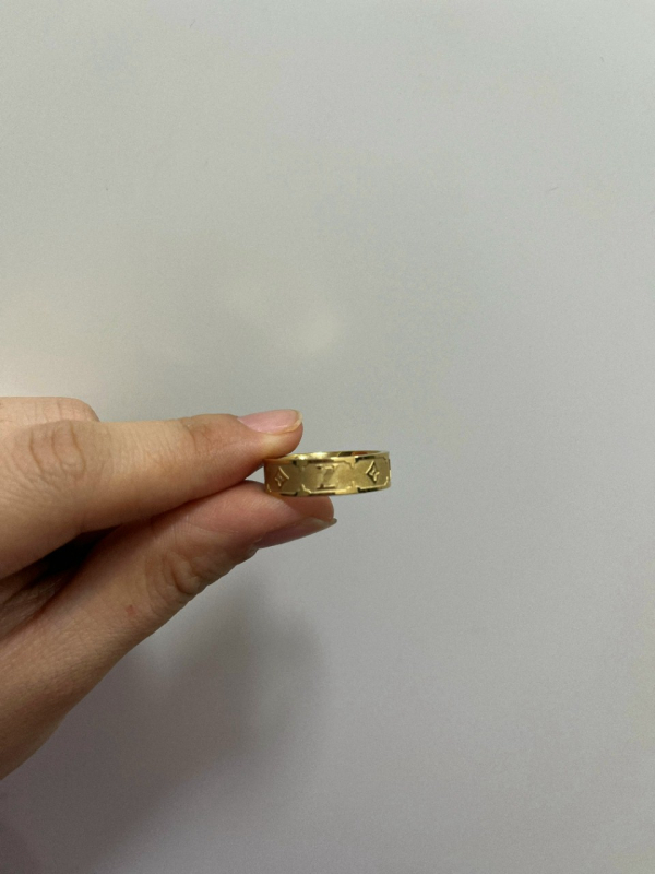 Prsten od titan čelika, lagani luksuzni stil, elektroplakiranje, dizajn teksta/slova, porijeklo Dongguan