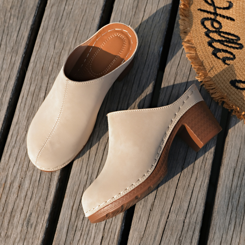 Slip-on cipele s PU gornjim dijelom, špicasti nos, masivan srednji pet 3-5 cm, đon od reciklirane kože