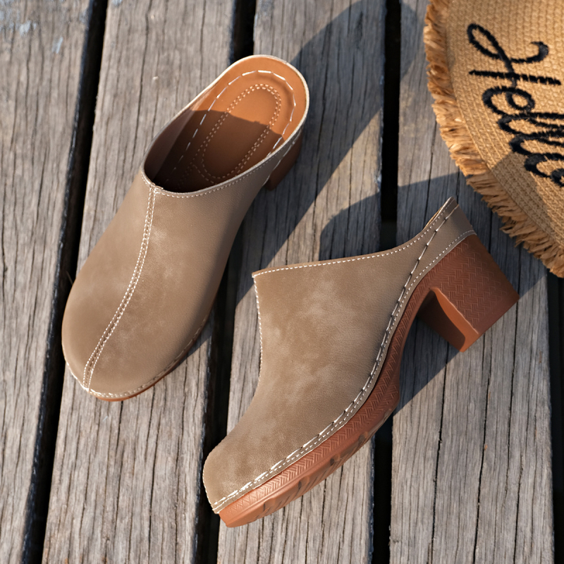 Slip-on cipele s PU gornjim dijelom, špicasti nos, masivan srednji pet 3-5 cm, đon od reciklirane kože