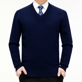 Ανδρικό πουλόβερ με V‑λαιμό, παχυσμένο μαλλί, ελεύθερη γραμμή, μακριά μανίκια, 30–35% μαλλί