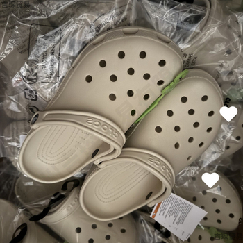 Lyukas cipők – uniszex, lélegző EVA felső és talp, egy darabból formált talp, 1–2 cm vastagság (Uniszex, lélegző EVA felső és talp, egy darabos talp, 1–2 cm vastagság)