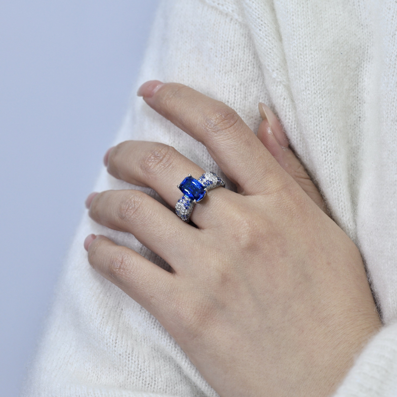 Yuhan Jewelry 925 srebrni prsten s geometrijskim dizajnom i dijamantnom postavom za žene