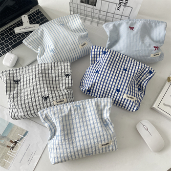 Kockás virágos hímzésű sminktáska – Poliészter külső, vászon belső, Berg márka, rúzs és smink tárolására, utcai stílus