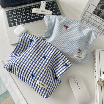 Kockás virágos hímzésű sminktáska – Poliészter külső, vászon belső, Berg márka, rúzs és smink tárolására, utcai stílus