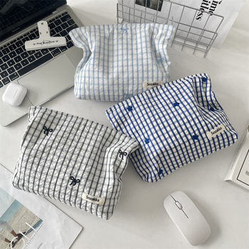 Kockás virágos hímzésű sminktáska – Poliészter külső, vászon belső, Berg márka, rúzs és smink tárolására, utcai stílus