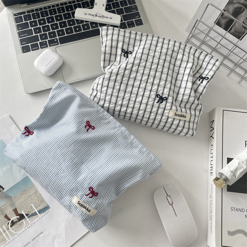 Kockás virágos hímzésű sminktáska – Poliészter külső, vászon belső, Berg márka, rúzs és smink tárolására, utcai stílus