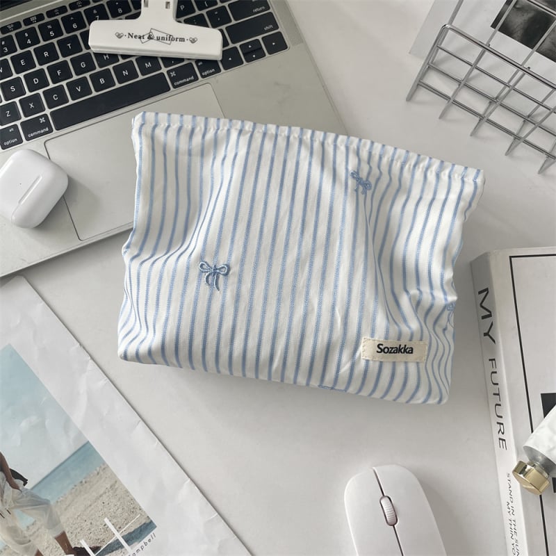 Kockás virágos hímzésű sminktáska – Poliészter külső, vászon belső, Berg márka, rúzs és smink tárolására, utcai stílus