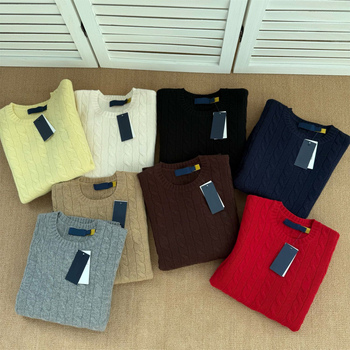 Πουλόβερ από μαλλί με περιεκτικότητα 86–90%, στρογγυλός λαιμός, μακριά μανίκια, twist πλέξη με λεπτομέρεια σε λουλούδι, αντρικό, κλασικό φθινοπωρινό-χειμωνιάτικο.