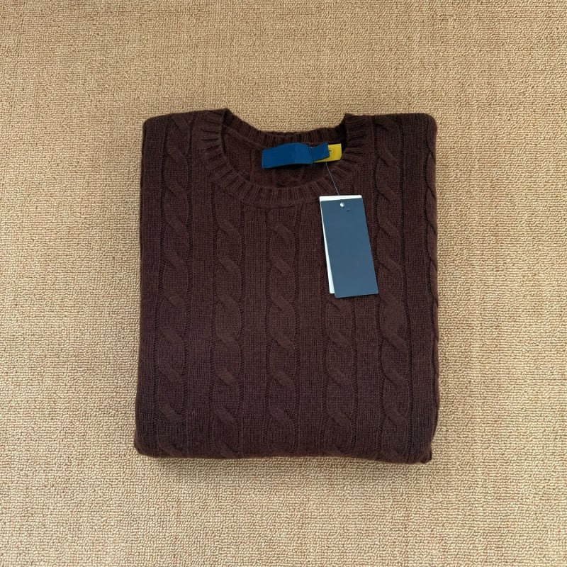 Πουλόβερ από μαλλί με περιεκτικότητα 86–90%, στρογγυλός λαιμός, μακριά μανίκια, twist πλέξη με λεπτομέρεια σε λουλούδι, αντρικό, κλασικό φθινοπωρινό-χειμωνιάτικο.