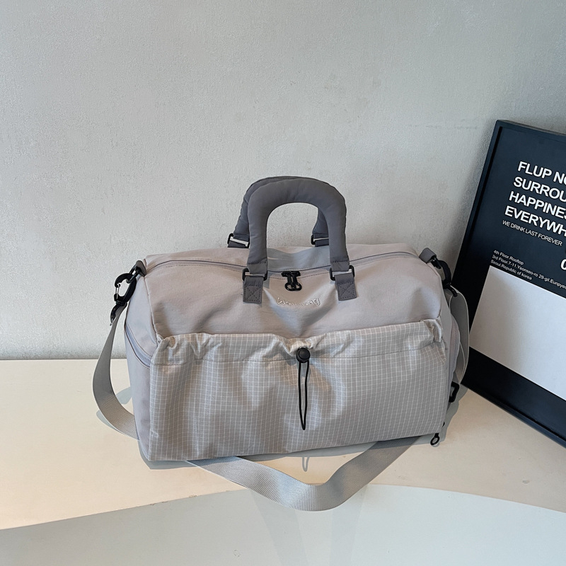 Utazótáska, 20–35L kapacitású, Oxford anyag, vízálló, száraz–nedves elválasztás, szabadidős utazási stílus