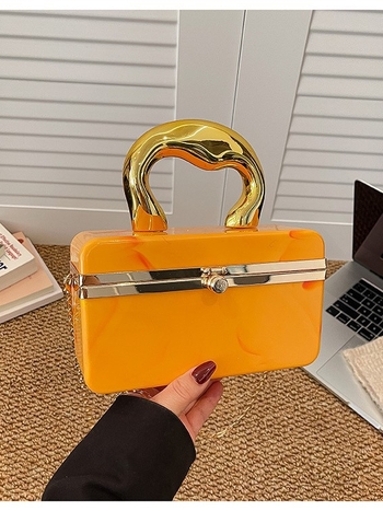 Crossbody torba, EVA materijal, pravokutnog oblika, izdanje jesen 2025, skriveni džep sa zatvaračem