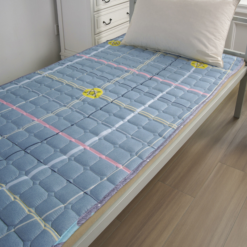 Trodjelni set posteljine za studentski dom – kemijska vlakna, 4000 g, reaktivno tiskanje, brushed i quilted tkanina