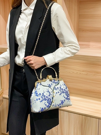 Ženska torba inspirirana kineskim stilom, svila, školjkast oblik, zaključavanje bravom, unutarnji džepovi s patentnim zatvaračem i džep za telefon, s jednim remenom