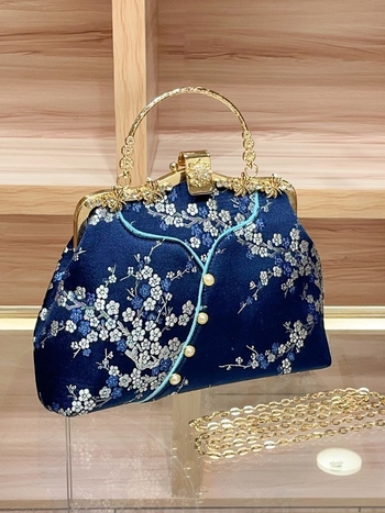 Ženska torba inspirirana kineskim stilom, svila, školjkast oblik, zaključavanje bravom, unutarnji džepovi s patentnim zatvaračem i džep za telefon, s jednim remenom