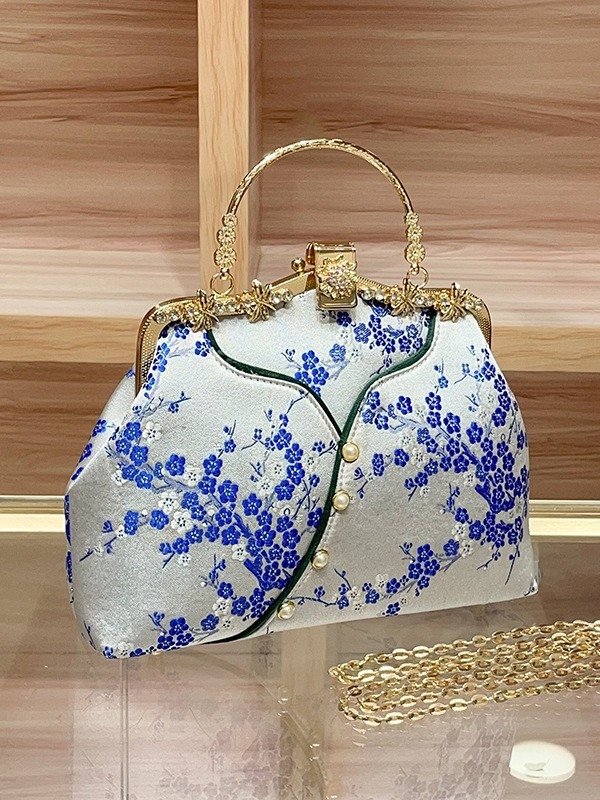 Ženska torba inspirirana kineskim stilom, svila, školjkast oblik, zaključavanje bravom, unutarnji džepovi s patentnim zatvaračem i džep za telefon, s jednim remenom