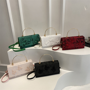 Crossbody večernja torbica s jacquardom i motivom leptira, PU materijal, vodoravni kvadratni oblik, magnetsko zatvaranje, podstava od sintetičke kože — proljeće 2025