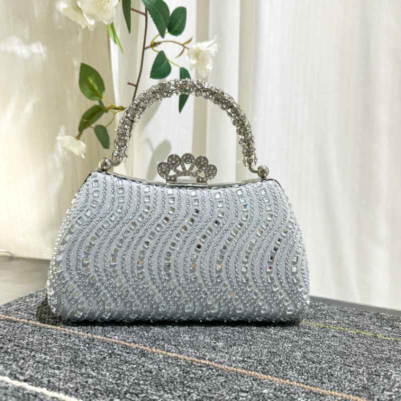 Ženska kutija torba s jastučastim oblikom, PVC materijal, podstava od poliestera, zaključavanje na ključ