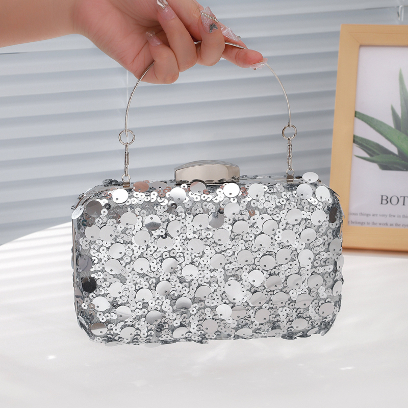 Clutch s šljokicama, horizontalni četverokutni oblik, mala večernja torbica; unutarnja podstava od poliestera; unutarnji džep za telefon; zatvaranje klipsom.