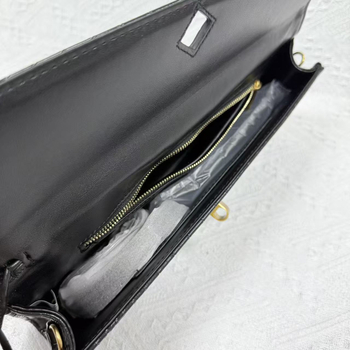 PU tkana torba s horizontalnim baguette oblikom, zatvaranje kapicom, unutarnji džepovi: zip, telefon, dokumenti i kamera; lagani luksuz