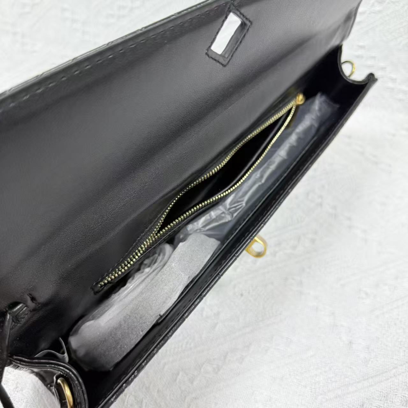 PU tkana torba s horizontalnim baguette oblikom, zatvaranje kapicom, unutarnji džepovi: zip, telefon, dokumenti i kamera; lagani luksuz