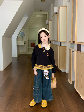 Σετ δύο τεμαχίων για κορίτσια: μπλουζάκι πόλο με δαντελένια γιακά και τζιν ίσια παντελόνια με τσέπες; ηλικία 3–8 ετών; φθινόπωρο 2025; βαμβάκι; μοτίβο καρτούν; μάρκα Pea Castle