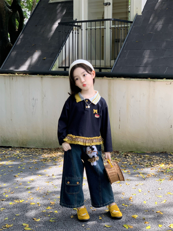 Σετ δύο τεμαχίων για κορίτσια: μπλουζάκι πόλο με δαντελένια γιακά και τζιν ίσια παντελόνια με τσέπες; ηλικία 3–8 ετών; φθινόπωρο 2025; βαμβάκι; μοτίβο καρτούν; μάρκα Pea Castle