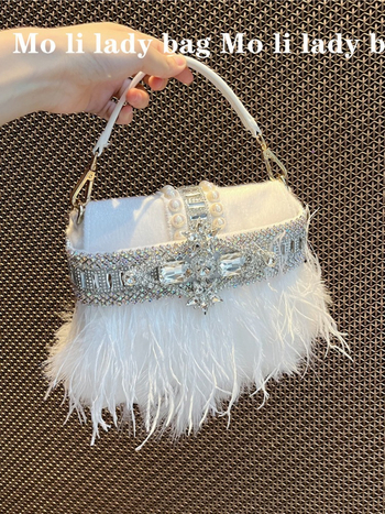Crossbody torba od baršuna s resicama od perja strusa i kristalnim ukrasima, Saddle Bag stil, vertikalni kvadratni oblik, zatvaranje na Velcro, podstava od poliestera (Materijal: baršun; Stil: Saddle Bag; Oblik: vertikalni kvadrat; Zatvaranje: Velcro; Pods