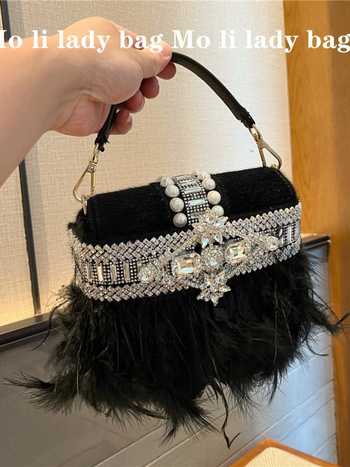 Crossbody torba od baršuna s resicama od perja strusa i kristalnim ukrasima, Saddle Bag stil, vertikalni kvadratni oblik, zatvaranje na Velcro, podstava od poliestera (Materijal: baršun; Stil: Saddle Bag; Oblik: vertikalni kvadrat; Zatvaranje: Velcro; Pods