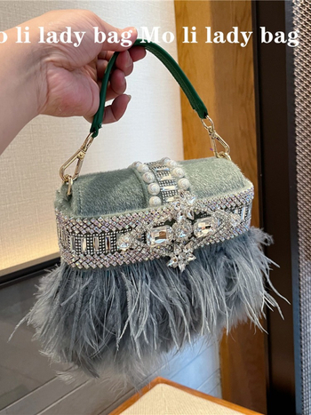 Crossbody torba od baršuna s resicama od perja strusa i kristalnim ukrasima, Saddle Bag stil, vertikalni kvadratni oblik, zatvaranje na Velcro, podstava od poliestera (Materijal: baršun; Stil: Saddle Bag; Oblik: vertikalni kvadrat; Zatvaranje: Velcro; Pods