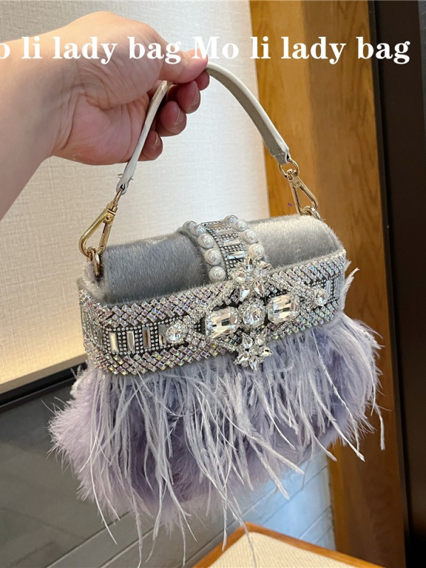 Crossbody torba od baršuna s resicama od perja strusa i kristalnim ukrasima, Saddle Bag stil, vertikalni kvadratni oblik, zatvaranje na Velcro, podstava od poliestera (Materijal: baršun; Stil: Saddle Bag; Oblik: vertikalni kvadrat; Zatvaranje: Velcro; Pods
