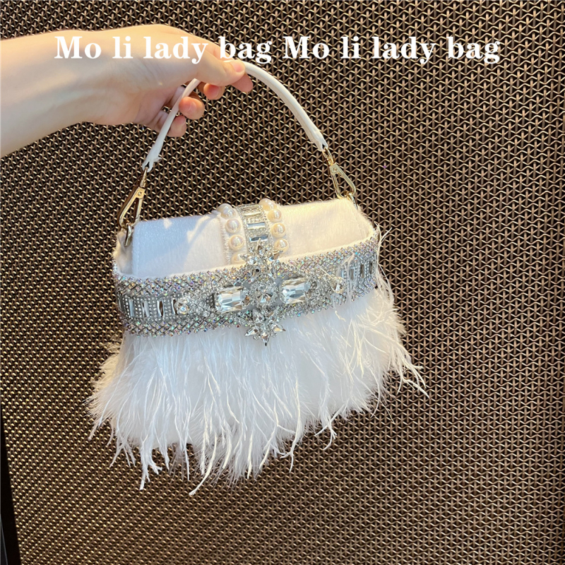 Crossbody torba od baršuna s resicama od perja strusa i kristalnim ukrasima, Saddle Bag stil, vertikalni kvadratni oblik, zatvaranje na Velcro, podstava od poliestera (Materijal: baršun; Stil: Saddle Bag; Oblik: vertikalni kvadrat; Zatvaranje: Velcro; Pods