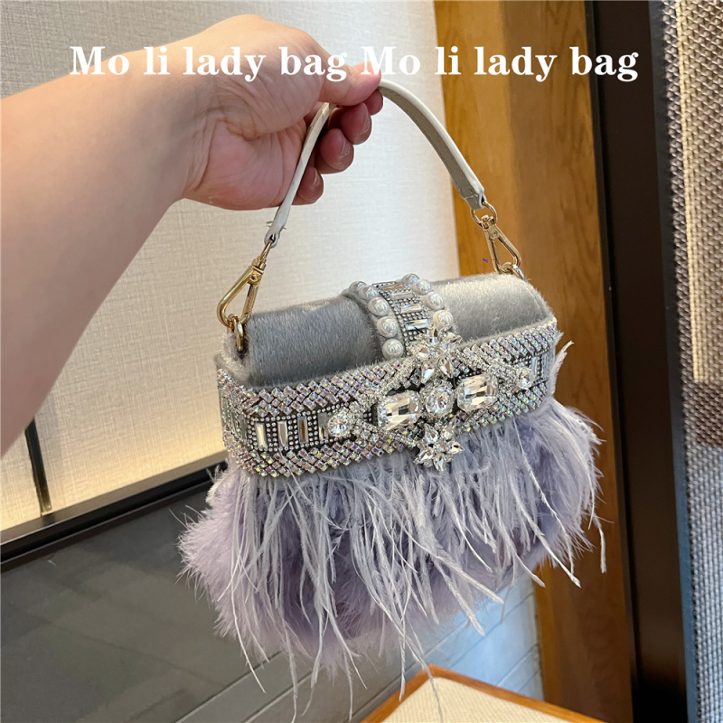 Crossbody torba od baršuna s resicama od perja strusa i kristalnim ukrasima, Saddle Bag stil, vertikalni kvadratni oblik, zatvaranje na Velcro, podstava od poliestera (Materijal: baršun; Stil: Saddle Bag; Oblik: vertikalni kvadrat; Zatvaranje: Velcro; Pods