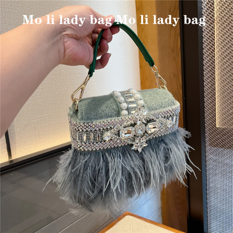 Crossbody torba od baršuna s resicama od perja strusa i kristalnim ukrasima, Saddle Bag stil, vertikalni kvadratni oblik, zatvaranje na Velcro, podstava od poliestera (Materijal: baršun; Stil: Saddle Bag; Oblik: vertikalni kvadrat; Zatvaranje: Velcro; Pods