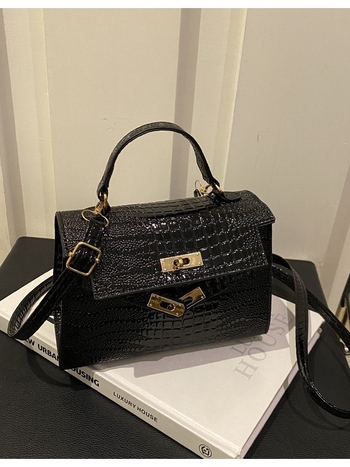 Crossbody torbica s francuskim stilom i teksturiranim izgledom — PU materijal, horizontalni kvadratni oblik, zaključavanje, podstava od sintetičke kože, ulični stil