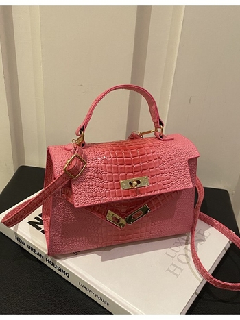 Crossbody torbica s francuskim stilom i teksturiranim izgledom — PU materijal, horizontalni kvadratni oblik, zaključavanje, podstava od sintetičke kože, ulični stil