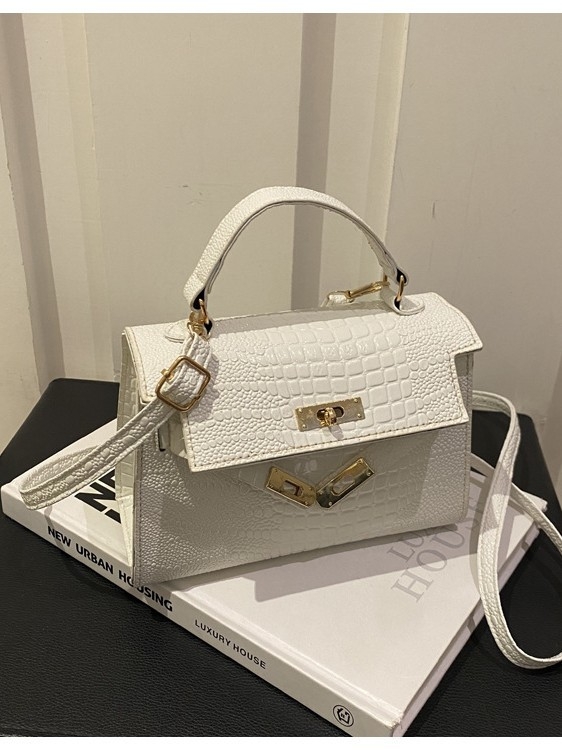 Crossbody torbica s francuskim stilom i teksturiranim izgledom — PU materijal, horizontalni kvadratni oblik, zaključavanje, podstava od sintetičke kože, ulični stil