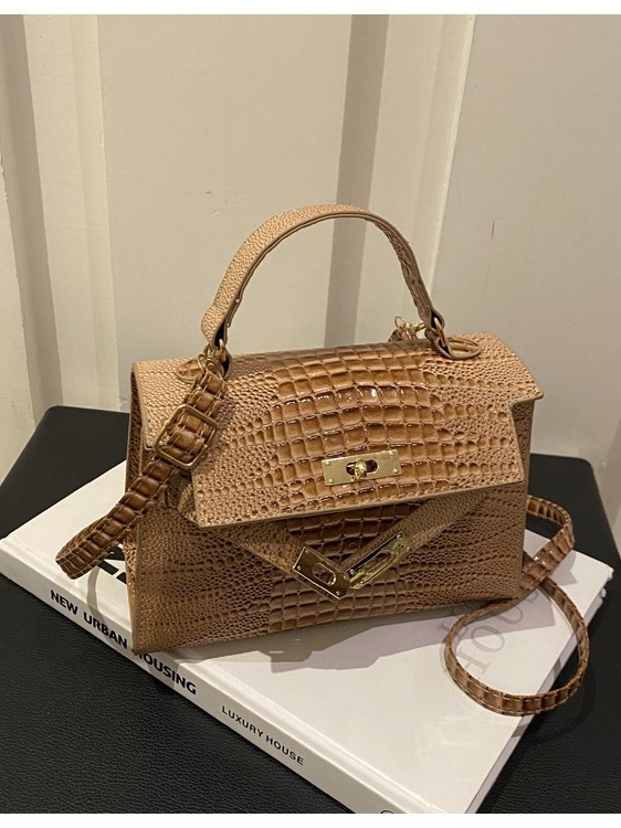Crossbody torbica s francuskim stilom i teksturiranim izgledom — PU materijal, horizontalni kvadratni oblik, zaključavanje, podstava od sintetičke kože, ulični stil