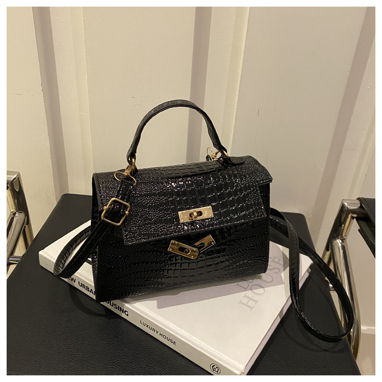 Crossbody torbica s francuskim stilom i teksturiranim izgledom — PU materijal, horizontalni kvadratni oblik, zaključavanje, podstava od sintetičke kože, ulični stil